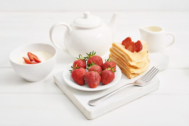 Fragole e Frittelle. Maslenitsa. Settimana del pancake.