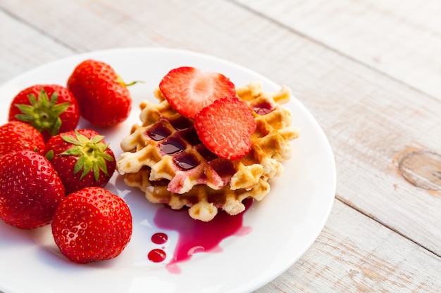 Fragole e wafer su un piatto bianco