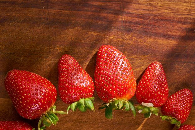 Fragole fresche biologiche su un bancone in legno