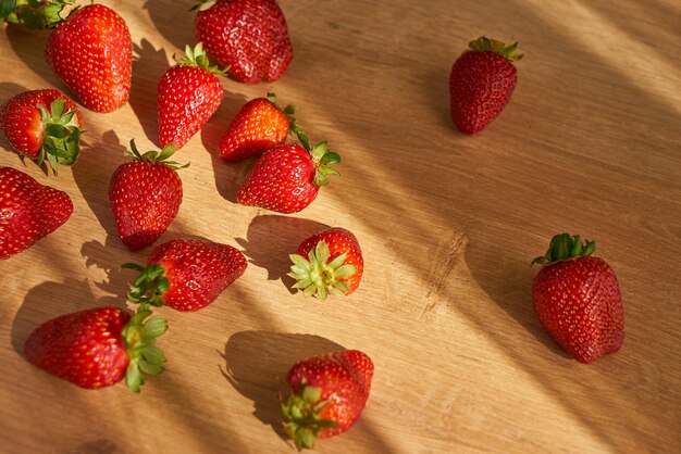 Fragole fresche biologiche su un bancone in legno