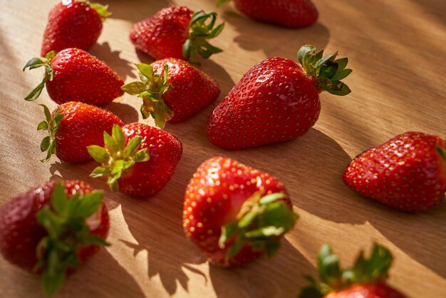 Fragole fresche biologiche su un bancone in legno