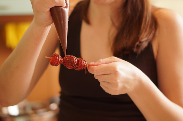 fragole fresche dal colore sorprendente del bosco