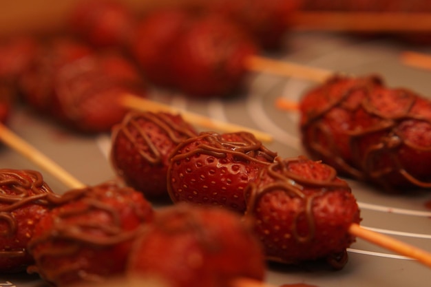 fragole fresche dal colore sorprendente del bosco