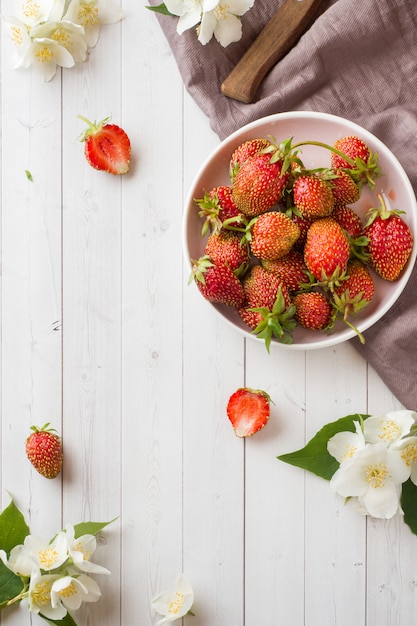 Fragole fresche e tè con fiori di gelsomino