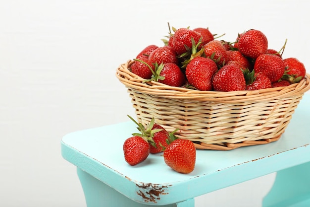 Fragole fresche in cestino su sfondo bianco muro