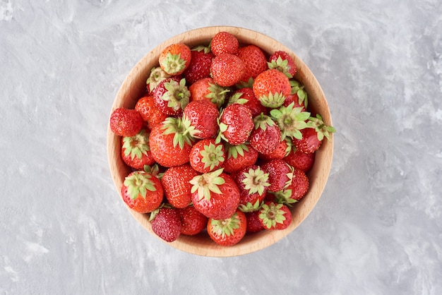 Fragole fresche in ciotola di legno, vista dall&#39;alto