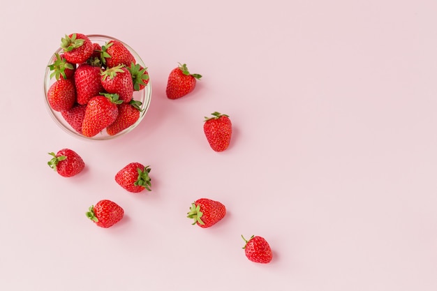 Fragole fresche in ciotola di vetro trasparente laici piatta