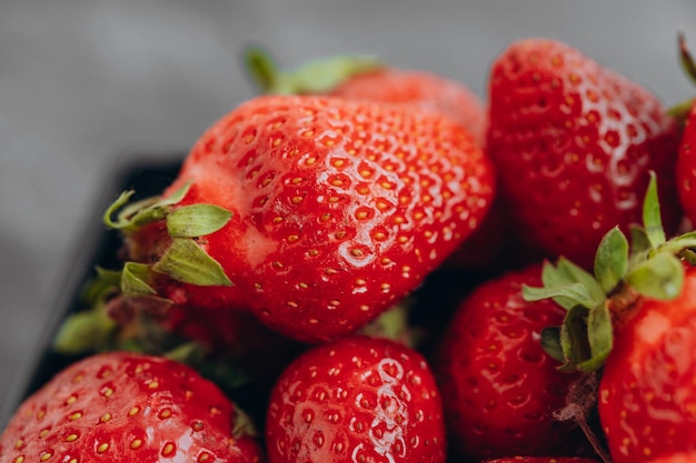 Fragole fresche in frutti di piatto sul tavolo del mercato agricolo