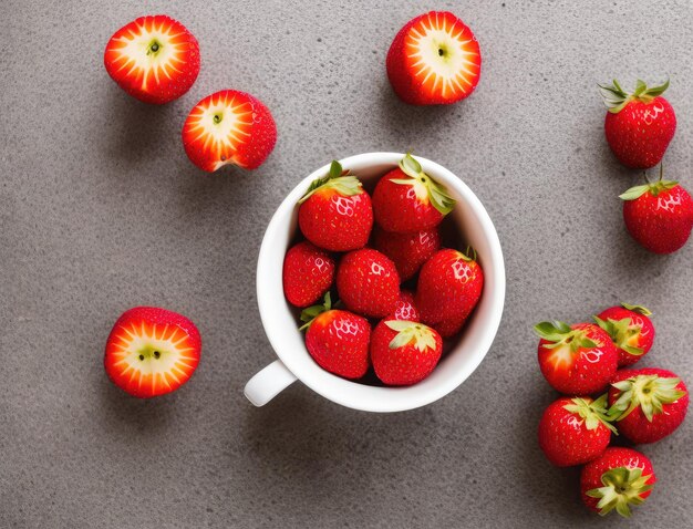 fragole fresche in una ciotola su una vista superiore del fondo di legno