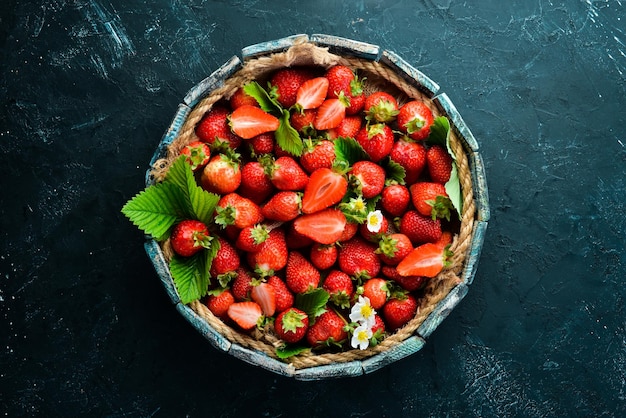 Fragole fresche in una scatola di legno Bacche Vista dall'alto Spazio libero per il testo