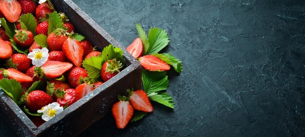 Fragole fresche in una scatola di legno Bacche Vista dall'alto Spazio libero per il testo