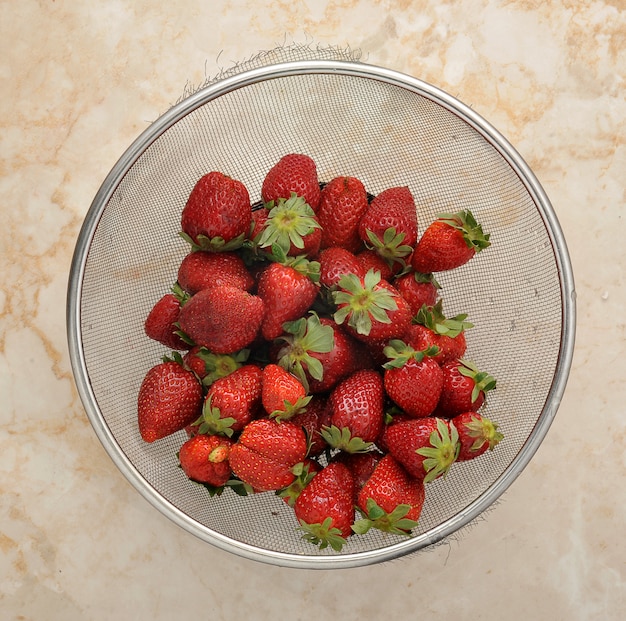 Fragole fresche in uno scolapasta