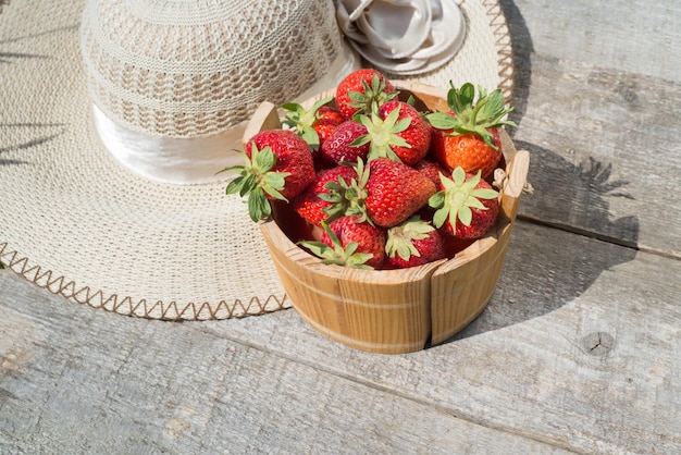 Fragole fresche mature in una ciotola di frutta appena raccolta sullo spazio della copia di vista dall'alto del mercato agricolo