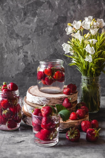 Fragole fresche nella casella sul tavolo in legno d'epoca, cibo sano, frutta