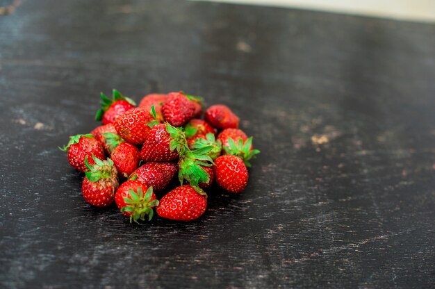 Fragole fresche su fondo in legno vecchio