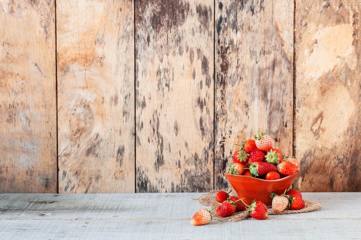 fragole fresche su legno.