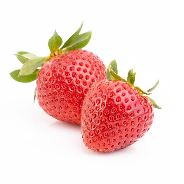 Fragole fresche su sfondo bianco