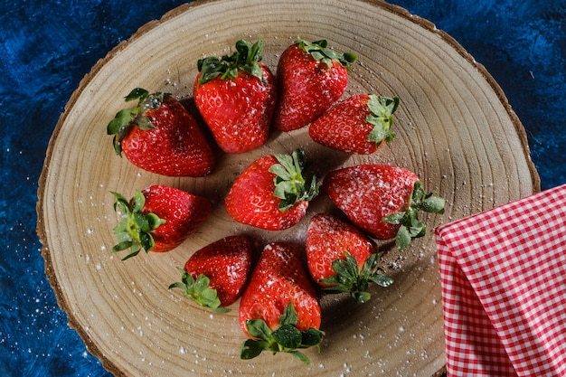 Fragole fresche su tavola di legno