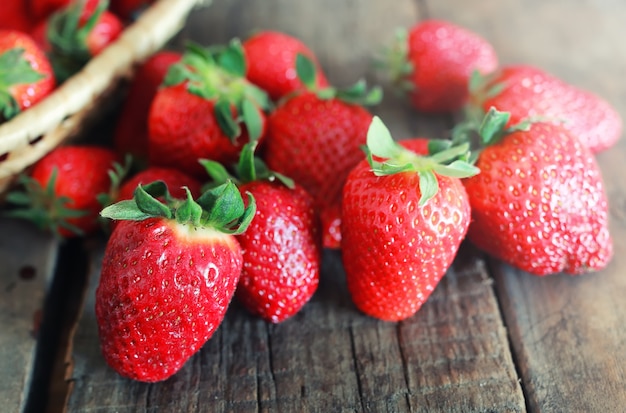 Fragole fresche su un fondo di legno