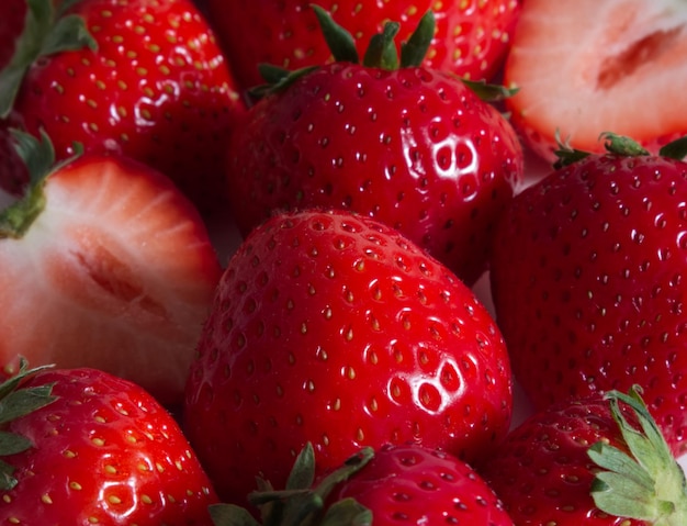 Fragole fresche su un primo piano sfondo bianco