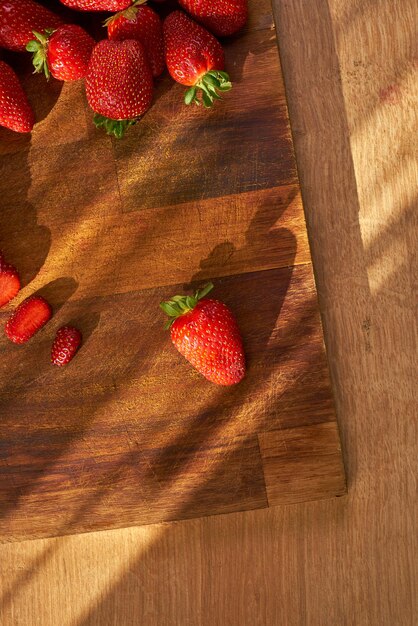 Fragole fresche su un tagliere di legno