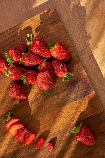 Fragole fresche su un tagliere di legno