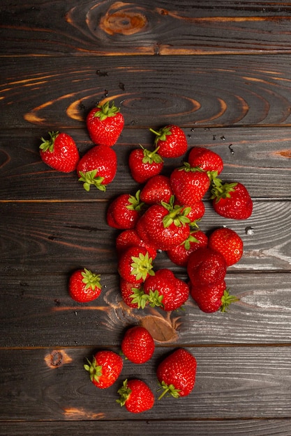 Fragole fresche su una foto verticale della tavola di legno