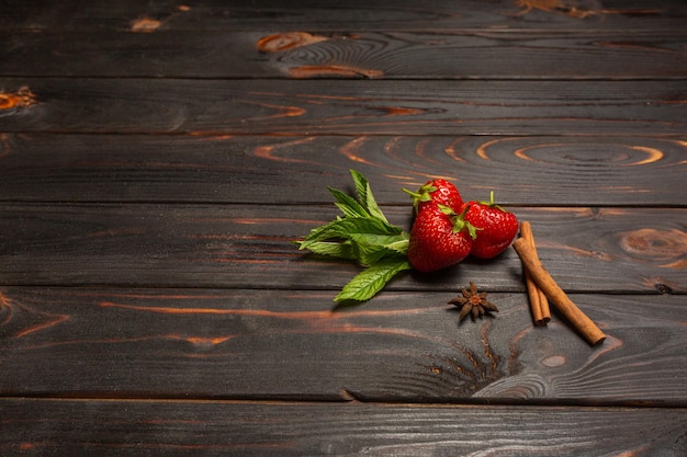 Fragole fresche su vecchio fondo di legno