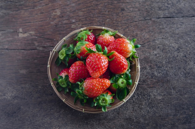 Fragole fresche sul cestello