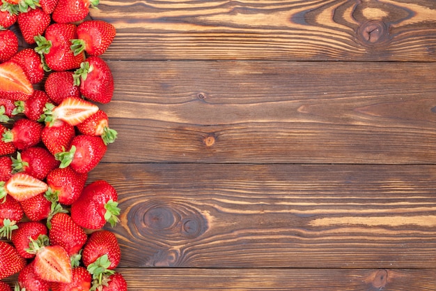 fragole fresche sul tavolo di legno marrone