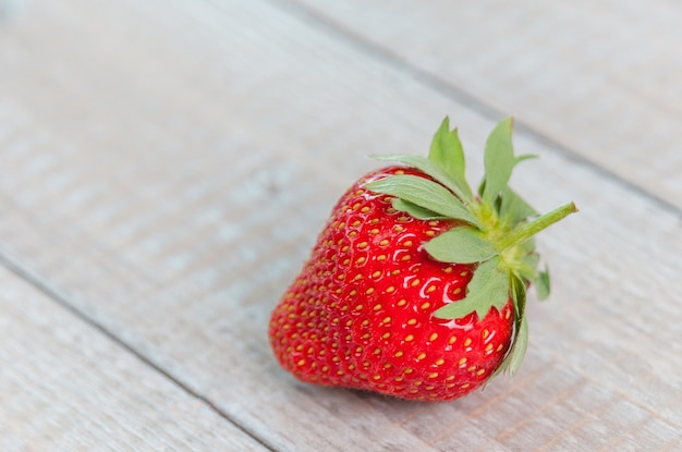 Fragole fresche sulla tavola di legno