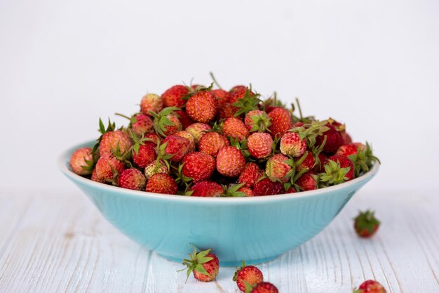 Fragole in ciotola su un tavolo di legno