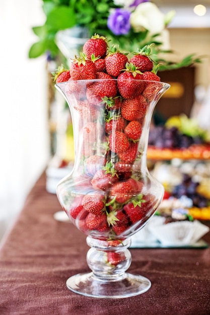 Fragole in un vaso di vetro. Il concetto di cibo sano