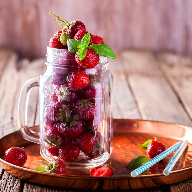 Fragole in un vaso di vetro