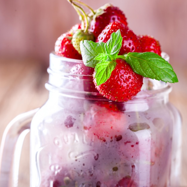 Fragole in un vaso di vetro