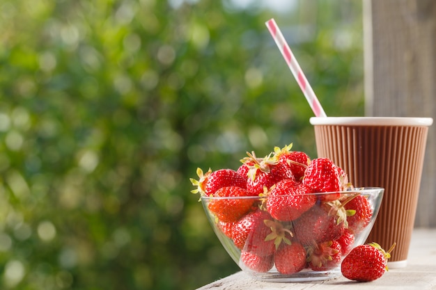 Fragole in una ciotola, sfondo naturale, fuori