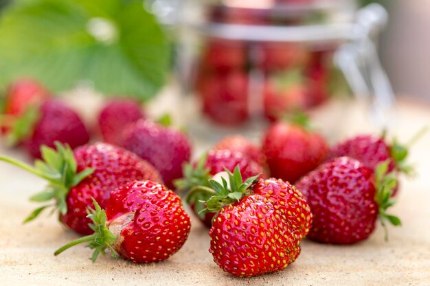 Fragole mature e succose su un tavolo di legno Cibo sano ricco di fibre vitamine antiossidanti Cibo vegetariano