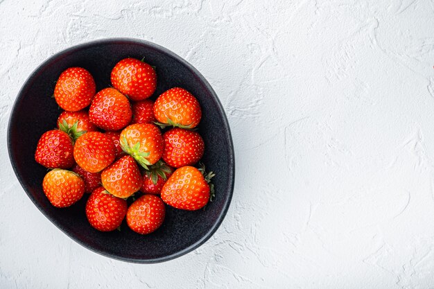 Fragole mature fresche su una banda nera