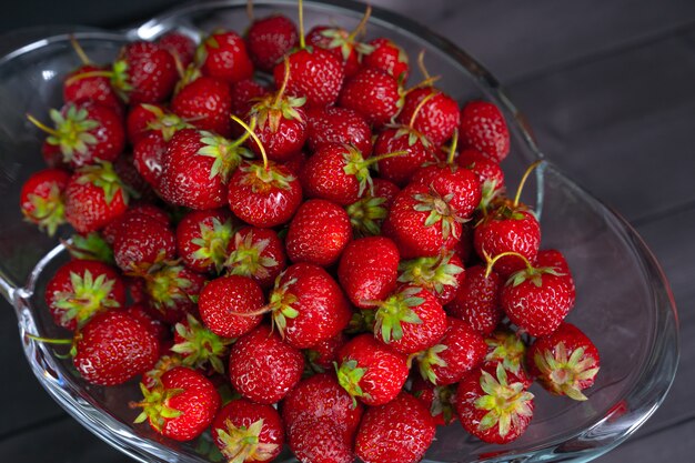 Fragole mature rosse in un vaso