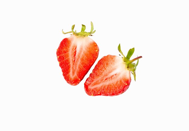 Fragole mature su un piatto bianco su sfondo bianco