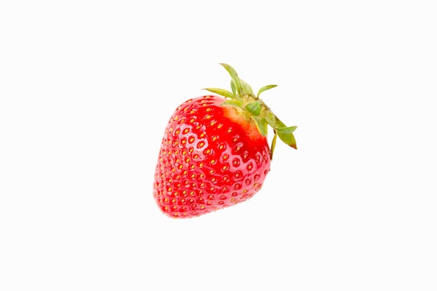 Fragole mature su un piatto bianco su sfondo bianco