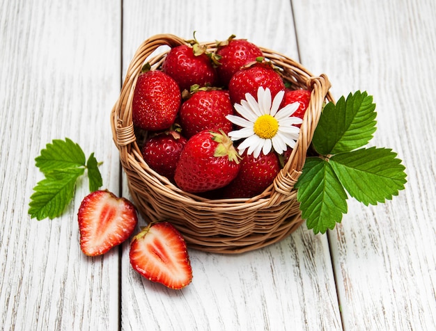 Fragole mature sul tavolo di legno