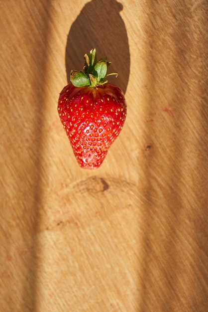 Fragole organiche fresche su una superficie di legno