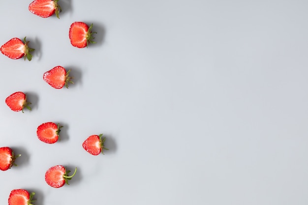 Fragole piatte su sfondo grigio