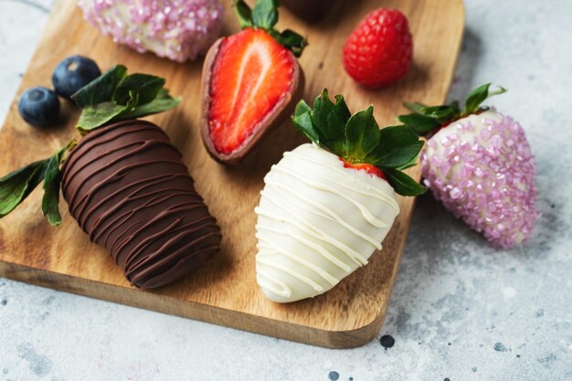 Fragole ricoperte di cioccolato gourmet sullo sfondo chiaro