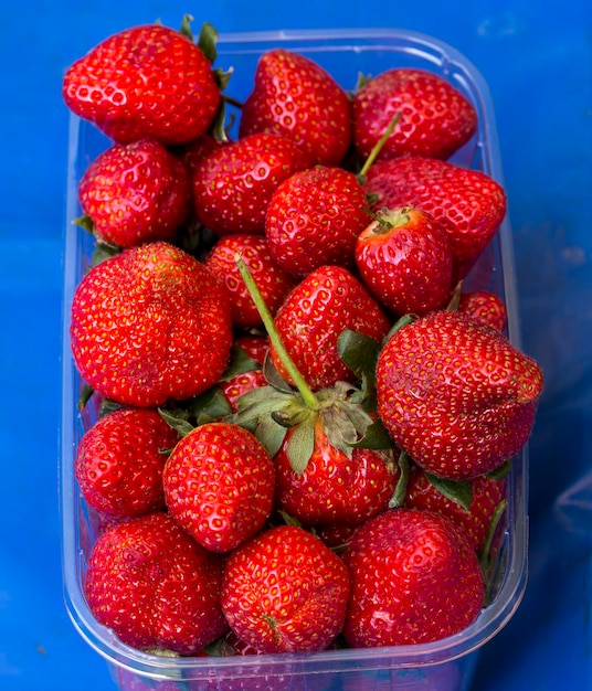 Fragole rosse colorate vivide sul mercato della frutta