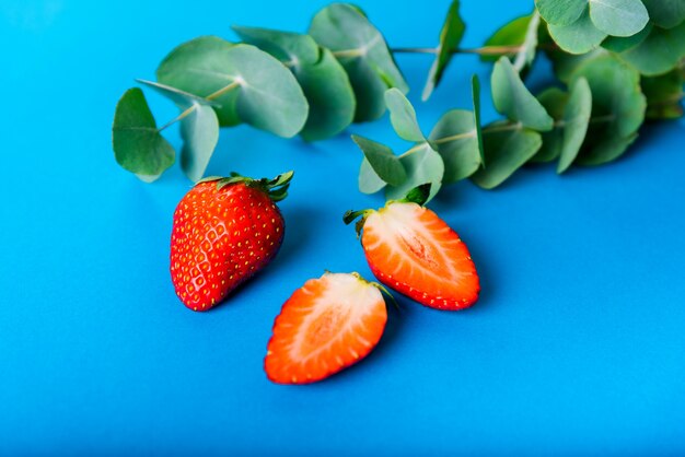 fragole rosse e foglie verdi di eucalipto