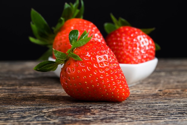 Fragole rosse fresche dolci sul ripiano della cucina, campagna, primi piani