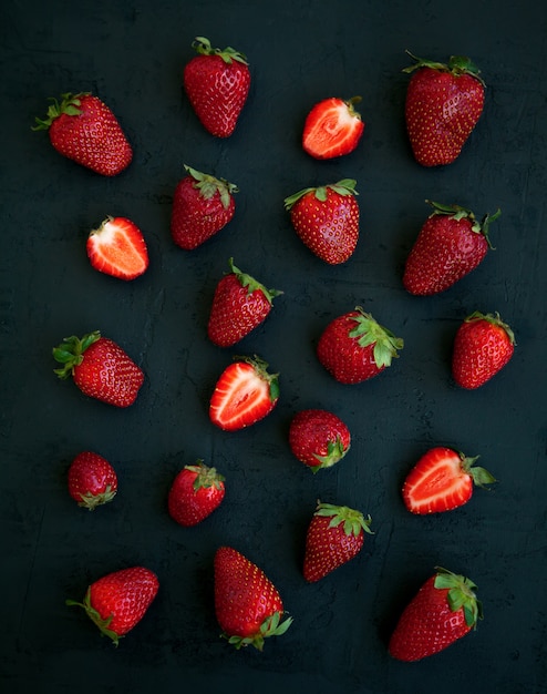 Fragole rosse fresche sul nero