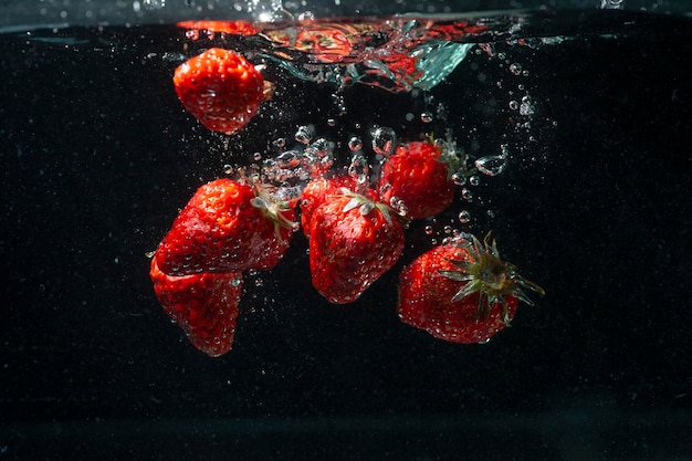 Fragole rosse in acqua fresca e deliziosa